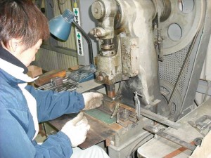 2tプレス機　材料の穴あけ
