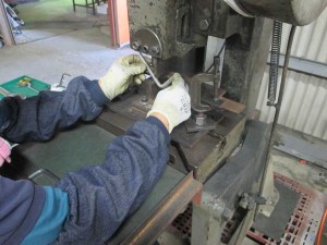 7tプレス機　材料の曲げ加工